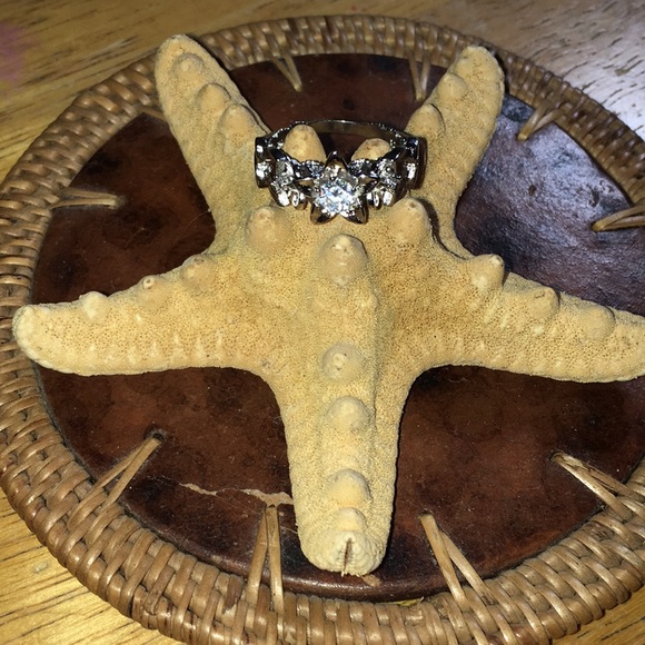 5 Stone Flower 🌸 Ring - Picture 2 of 8